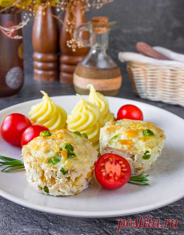 Куриные маффины с горошком и кукурузой на Вкусном Блоге И я снова несу новый рецепт в коллекцию быстрых ужинов. Эти маффины из куриного фарша прекрасны тем, что с ними минимум возни – не надо ничего формовать, лепить, панировать. Просто замешиваем фарш, распределяем по формочкам – и в духовку. И через полчаса наслаждаемся результатом 🙂 Куриный фарш можно заменить на…