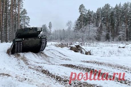 Названа ставшая самым большим разочарованием в ходе СВО западная техника. Военный эксперт, полковник в отставке Анатолий Матвийчук в разговоре с «Лентой.ру» назвал танки Leopard 2 и Challenger самыми большими разочарованиями в западной технике в зоне украинского конфликта. Хорошо показали себя ракеты Storm Shadow и системы залпового огня HIMARS.