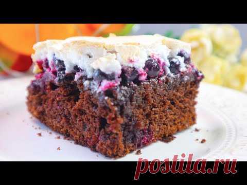 Шоколадный пирог с черной смородиной и мягкой меренгой (на кефире)