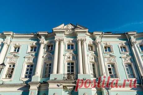 В Москве трещину на фасаде жилого дома заклеили пластырем