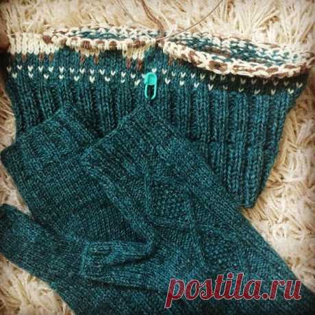 #baablehat процессе! Спасибо  ютьюбу и особенно @katrin_kadyrova за обзор и идею жаккарда без протяжек - это прямо откровение, после каждого ряда любуюсь изнанкой. Вяжу из Троицкой Шотландский твид, Alize Cashmira и будет голубое небо из Alpaca Drops, все в две нити и спицы 2, magic loop - еще раз спасибо ютьюбу, совершенствуюсь на глазах! Оказывается, это проще и быстрее, чем на 4 спицах. #жаккардспицами #вязанаяшапка #вяжутнетолькобабушки #вязаныемитенки