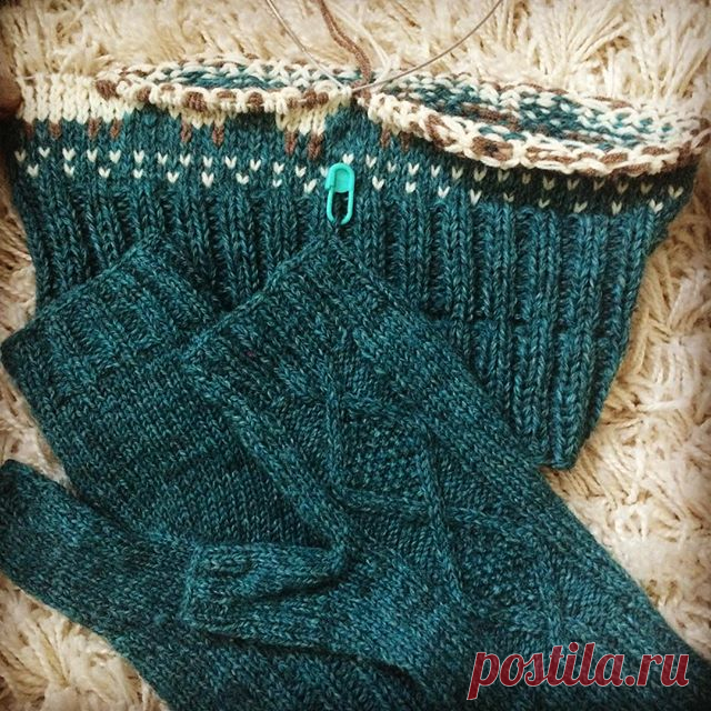 #baablehat процессе! Спасибо  ютьюбу и особенно @katrin_kadyrova за обзор и идею жаккарда без протяжек - это прямо откровение, после каждого ряда любуюсь изнанкой. Вяжу из Троицкой Шотландский твид, Alize Cashmira и будет голубое небо из Alpaca Drops, все в две нити и спицы 2, magic loop - еще раз спасибо ютьюбу, совершенствуюсь на глазах! Оказывается, это проще и быстрее, чем на 4 спицах. #жаккардспицами #вязанаяшапка #вяжутнетолькобабушки #вязаныемитенки