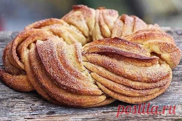 Плетеные булочки с корицей