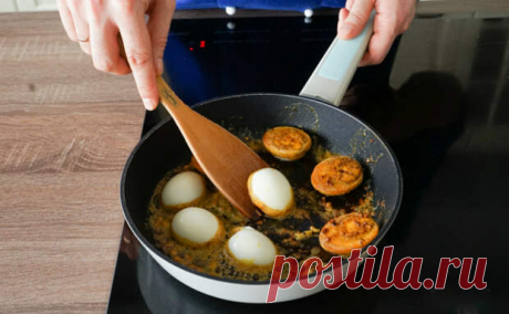 Яйца сначала варим, а потом жарим как яичницу. Получается гораздо вкуснее обычной - Steak Lovers - 4 мая - 43897867729 - Медиаплатформа МирТесен Вместо вкусной, но давно приевшейся обычной яичницы мы лучше приготовим из яиц практически новое блюдо. Яйца сначала отварим и лишь потом будем жарить на сковороде, причем под них положим помидоры, а сверху посыпем тертым сыром. Нам потребуется 4 яйца, 1 помидор, 1 болгарский перец, 3 столовые - 4 мая - 43897867729 - Медиаплатформа МирТесен