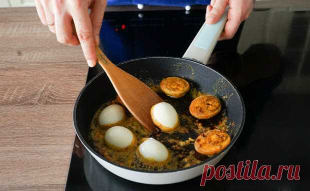 Яйца сначала варим, а потом жарим как яичницу. Получается гораздо вкуснее обычной - Steak Lovers - 4 мая - 43897867729 - Медиаплатформа МирТесен Вместо вкусной, но давно приевшейся обычной яичницы мы лучше приготовим из яиц практически новое блюдо. Яйца сначала отварим и лишь потом будем жарить на сковороде, причем под них положим помидоры, а сверху посыпем тертым сыром. Нам потребуется 4 яйца, 1 помидор, 1 болгарский перец, 3 столовые - 4 мая - 43897867729 - Медиаплатформа МирТесен