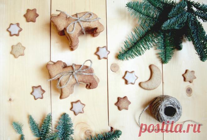 Готовим вместе: праздничное имбирное печенье - The Pled Нас уже полностью захватило предновогоднее праздничное настроение, хочется упаковывать подарки, украшать елку, мастерить рождественские венки и готовить сезонные вкусности. Сегодня Диана Попова поделилась с нами рецептом исключительно праздничного и ароматного печенья. Переносим аромат и вкус праздника в ваш дом и желаем приятного чаепития.