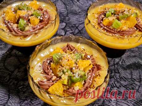 Легкий, вкусный, освежающий апельсиновый десерт, отличное дополнение после плотного застолья! Состав: Основа: Апельсиновый сок - 400 мл. Сахар - 30 гр. Крахмал кукурузный - 40 гр. Масло сливочное - 30 гр. Цедра 1го апельсина. Крем: Сливки (30%) - 200 мл. Шоколад - 60 гр. Присыпка: Апельсин - 0.5 шт. Киви - 1 шт. Кокосовая стружка - 2 ст. л. Стружка шоколадная - 2 ст. л. Орех грецкий (измельченный) - 50 гр.