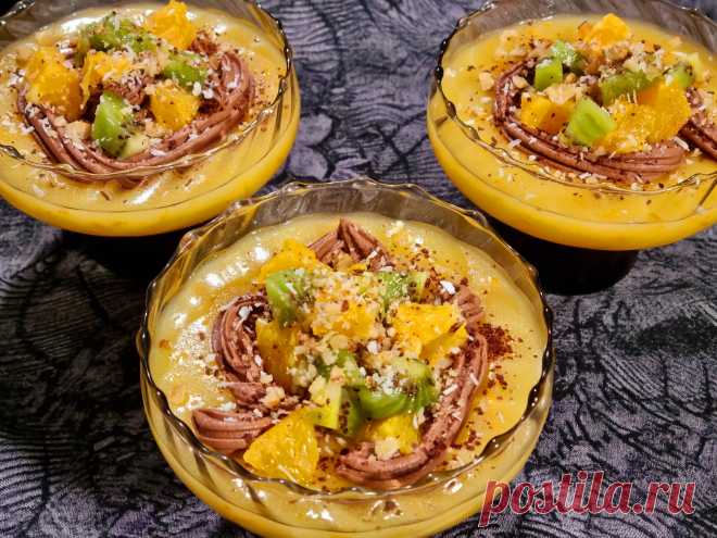 Легкий, вкусный, освежающий апельсиновый десерт, отличное дополнение после плотного застолья! Состав: Основа: Апельсиновый сок - 400 мл. Сахар - 30 гр. Крахмал кукурузный - 40 гр. Масло сливочное - 30 гр. Цедра 1го апельсина. Крем: Сливки (30%) - 200 мл. Шоколад - 60 гр. Присыпка: Апельсин - 0.5 шт. Киви - 1 шт. Кокосовая стружка - 2 ст. л. Стружка шоколадная - 2 ст. л. Орех грецкий (измельченный) - 50 гр.