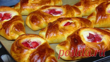 Ароматные булочки с клубникой и творогом. Вкуснейшая домашняя выпечка! Простой рецепт вкусных булочек с творогом и свежей клубникой. Очень ароматная и пышная выпечка!