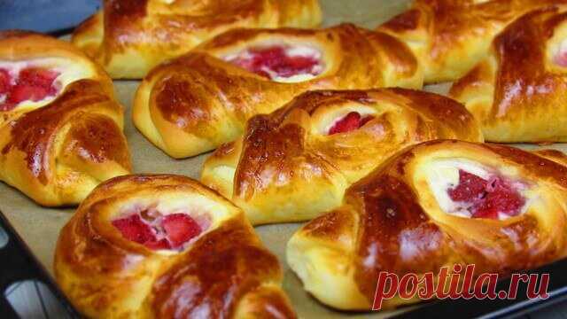 Ароматные булочки с клубникой и творогом. Вкуснейшая домашняя выпечка! Простой рецепт вкусных булочек с творогом и свежей клубникой. Очень ароматная и пышная выпечка!