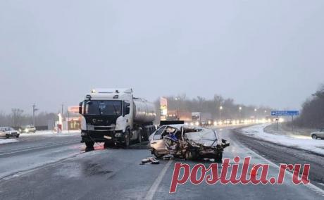 Четыре человека погибли в ДТП с бензовозом в Самарской области. В Самарской области близ села Журавли столкнулись бензовоз и легковой автомобиль, сообщает ТАСС со ссылкой на пресс-службу главного управления МВД по региону.