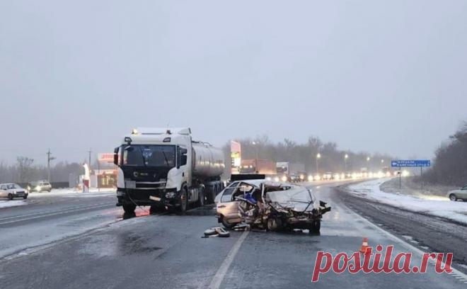 Четыре человека погибли в ДТП с бензовозом в Самарской области. В Самарской области близ села Журавли столкнулись бензовоз и легковой автомобиль, сообщает ТАСС со ссылкой на пресс-службу главного управления МВД по региону.