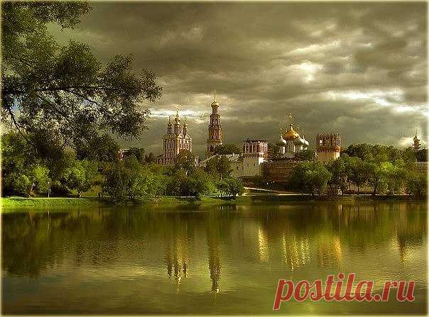 «РУСЬ» - это... Есть у слова «русь» и ещё одно значение, которое я не вычитал в книгах, а услышал из первых уст от живого человека. На севере, за лесами, за болотами, встречаются деревни, где старые люди говорят по-старинному. Почти так же, как тысячу лет назад. Тихо-смирно я жил в такой деревне и ловил старинные слова.