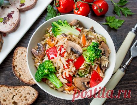 Рассыпчатый рис с овощами на Вкусном Блоге Тут пошли некоторые нарекания на малое количество овощных блюд. Экстренно разруливаю ситуацию и даю рецепт очень вкусного гарнира 🙂 Это рассыпчатый рис, приготовленный по принципу плова, дополненный сочными овощами и грибами. По такому принципу я готовлю гарниры из риса с разным наполнением. То есть вы можете менять наор овощей по…