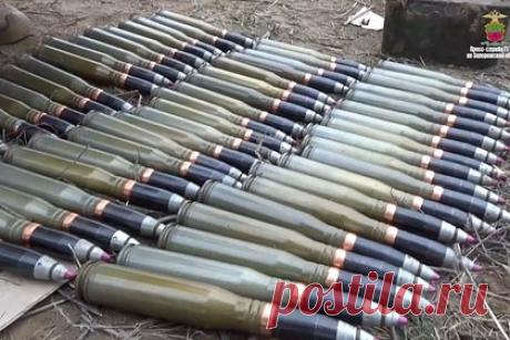 Полицейские обнаружили схрон ВСУ с боеприпасами в Запорожской области. В Запорожской области сотрудники уголовного розыска при силовой поддержке специального подразделения обнаружили схрон ВСУ. Тайник нашли в земле в селе Давыдовка. Из него изъяли два осколочно-фугасных снаряда калибра 100 миллиметров и пять запечатанных ящиков с осколочно-фугасными снарядами калибра 30 миллиметров.