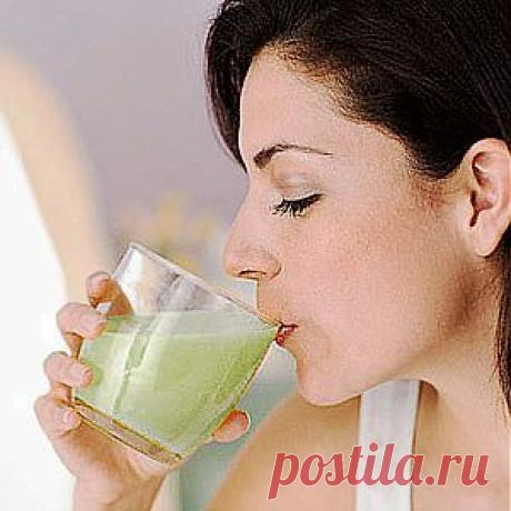 Чем полезен капустный сок |Капустный сок содержит большое количество аминокислот и углеводов, которые легко усваиваются нашим организмом. Также он обладает такими витаминами как РР и С и содержит фолиевую кислоту.

В первую очередь капустный сок рекомендуют принимать при хроническом гастрите с пониженной кислотностью, заболеваниях