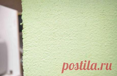 Он нарезал листы бумаги и замочил в воде, чтобы получить универсальную смесь для отделки стен!