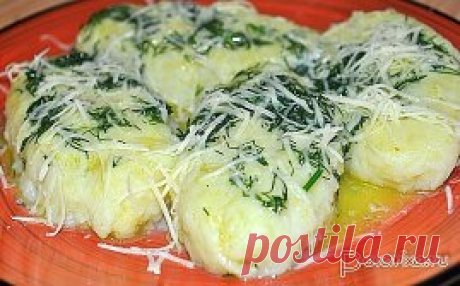 "Колдуны"
Хочу предложить потрясающе вкусное блюдо из картофеля и фарша. Настоятельно рекомендую эту вкуснотищу.
Ингредиенты:
Картофель — 1 кг
Фарш мясной (свинина-говядина) — 250 г
Лук репчатый (луковица большая) — 1 шт
Сухари панировочные — 4 ст. л.
Яйцо куриное — 2 шт
Мука
Сыр (твердый) — 100 г
Масло растительное — 50 г
Соль
Перец
Приготовление:
Картошку отварить в мундире до готовности в подсоленной воде. Дать немного остыть, почистить.
Натереть на крупной терке.
Пока ...