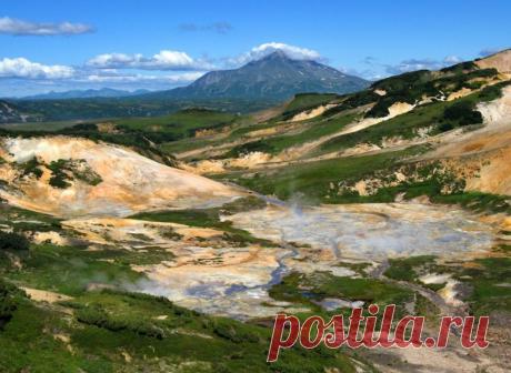 Кроноцкий заповедник — одна из старейших охраняемых природных зон России. Он расположен на Камчатском полуострове и примыкает к Тихому океану. Именно здесь находится знаменитый действующий вулкан Кроноцкая сопка, множество водопадов, Долина Гейзеров и термальные озёра.
Долина Гейзеров  входит в официальный список Семи Чудес России. Это единственное место на материке Евразия, где есть гейзерные поля...  |  Красивейшие заповедники России / Туристический спутник