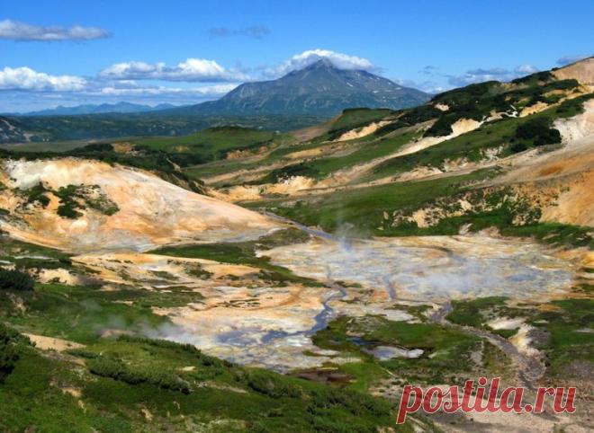 Кроноцкий заповедник — одна из старейших охраняемых природных зон России. Он расположен на Камчатском полуострове и примыкает к Тихому океану. Именно здесь находится знаменитый действующий вулкан Кроноцкая сопка, множество водопадов, Долина Гейзеров и термальные озёра.
Долина Гейзеров  входит в официальный список Семи Чудес России. Это единственное место на материке Евразия, где есть гейзерные поля...  |  Красивейшие заповедники России / Туристический спутник