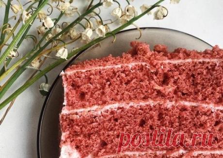 Торт Красный бархат

Ингредиенты
Для коржей на 2-3 формы 20см.
270 гр муки
30 гр кукурузного крахмала
300 гр сахара
2 крупных куриных яйца
10 гр какао-порошка
80 гр сливочного масла
30 гр растительного масла
240 мл кефира
0,5 ч. л. соли
1 ч. л. ванилина
1 ч. л. соды
1 ст. л. уксуса
1-2 ст. л. гелиевого или 1 ст. л. жидкого красного красителя
Крем можно взять любой, я использовала сметанный

Как приготовить
Смешать все сухие ингредиенты.

Размягченное масло взбить с сахаром...