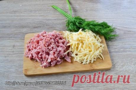 Закусочные слойки-рулетики 
 

Поделись рецептом  
 
Ингредиенты: 
 
Тесто слоеное (дрожжевое) — 500 г 
Ветчина — 200 г 
Сыр твердых сортов — 100–150 г 
Веточки укропа — 2–3 шт. 
Майонез — 2 ст. л. 
Яйцо — 1 шт. 
Кунжут — 1 ст. л. 
 
Приготовление: 
 
1. Подготовьте все необходимые ингредиенты. Готовое слоено-дрожжевое тесто слегка разморозьте, чтобы с ним удобно было работать. 
2. Подготовьте начинку. Ветчину и сыр натрите на крупной терке. 
3. Мелко порубите укроп, смеша...