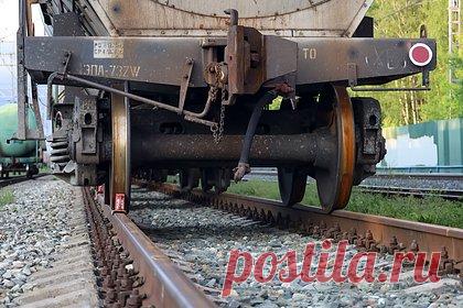 В России грузовой поезд протаранил выехавшую на переезд легковушку с людьми