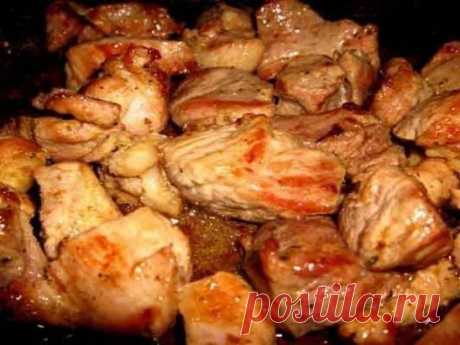 Мясо по-грузински в духовке 
Чтобы приготовить это вкусное блюдо, используйте 
следующие продукты: 
— Мясо любое (мякоть) – 1 кг 
— Мёд – 2 ст. л. 
— Сок лимона – 1 ст. л. 
— Сметана – 1 ст. л. 
— Соль, перец и другие специи – по вкусу 
— Свежая зелень: укроп, петрушка, розмарин, кинза, базилик – количество по вкусу.