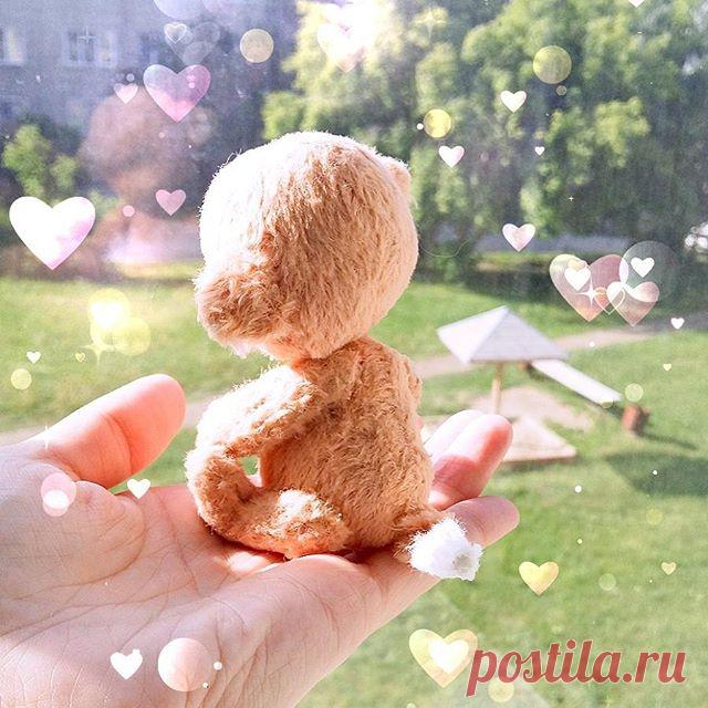 Я сегодня проснулась с прической словно всю ночь на лице спала на лоб опираясь.Сразу маму почему-то вспомнила.Ночевала у нее,сижу на кухне,Сладулек делаю.Час ночи.Тишина звенящая.Все храпака давят часов с 11 вечера.Внезапно в проеме двери появляется сонная мамгуста в белой ночнухе и с ирокезом на голове.Совершенно никак на меня не реагируя,(словно меня вообще нет!) она в зловещем безмолвии проплывает мимо меня к кухонному гарнитуру достает из  шкафа пачку вафлей,наливает с...