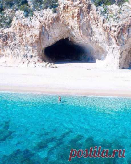 Необыкновенный пляж Кала Луна, Италия