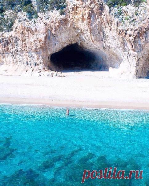Необыкновенный пляж Кала Луна, Италия