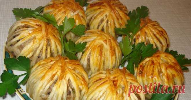 Вкуснятина из фарша за 15 минут: мясные клубочки в слоеном тесте у гостей на первом месте