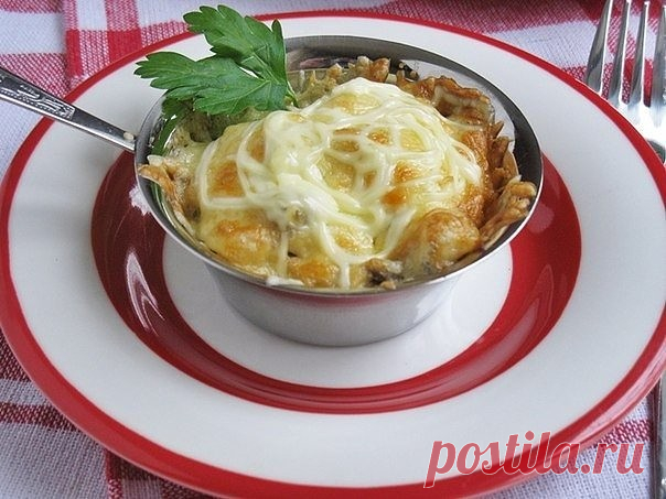 Жюльен с курицей и грибами

Жюльен ... Даже само слово манит, не говоря уже о вкусной, необыкновенно нежной закуске.Предлагаю Вам попробовать мой вариант известного французского блюда. Будет вкусно, ароматно, нежно, сливочно-сырно...
Теперь о самом блюде. Мало того, что жюльен - это горячая закуска, что само по себе весьма нечастое явление. Так еще и история этого блюда очень интересна. Посудите сами.
Во французской кухне жюльеном называется нарезка овощей тонкой соломкой....