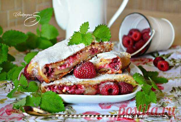 Штрудель с творогом, малиной и грушей - Будет вкусно - 18 августа - 43112981989 - Медиаплатформа МирТесен Предлагаю вам приготовить очень вкусный летний штрудель с малиной, творогом и карамелизированнй грушей. Подавать рекомендую в теплом виде, особо хорош штрудель с шариком ванильного мороженого. Угощайтесь! ИНГРЕДИЕНТОВ НА 10 ПОРЦИЙ Для начинки творог 9% 300 г малина 200 г груши 250 г сливочное масло - 18 августа - 43112981989 - Медиаплатформа МирТесен