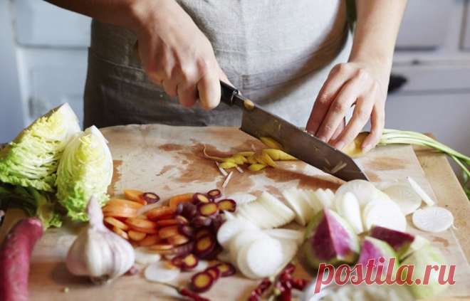 12 кухонных хитростей, от которых вы будете в полном восторге Какие продукты можно спасти с помощью соли, почему не стоит сливать воду после варки картошки и где лучше хранить помидоры и бананы — эти и другие легендарные лайфхаки для вашей кухни в нашем обзоре.