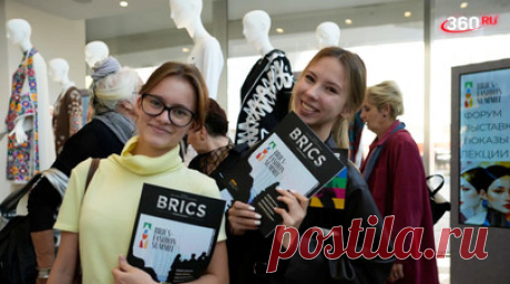 Форум BRICS+ Fashion Summit стартовал в концертном зале «Зарядье». Международный форум BRICS+ Fashion Summit стартовал в концертном зале «Зарядье» в Москве. Гости более чем из 100 государств представили модные традиционные наряды, передаёт 360.ru. Читать далее