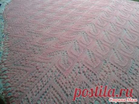 Треугольная шаль &quot; Танцующие листья &quot;.