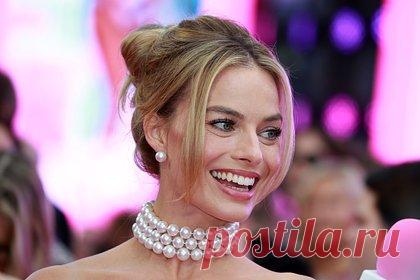 Марго Робби появилась в аэропорту в шляпе за 242 тысячи рублей. Австралийская актриса и продюсер Марго Робби появилась на публике в шляпе за десятки тысяч рублей. Папарацци сняли 33-летнюю звезду «Барби» в аэропорту Брисбена, куда она прилетела вместе с мужем — продюсером Томом Акерли. Так, артистка в маске и монохромном черном наряде везла перед собой чемоданы.