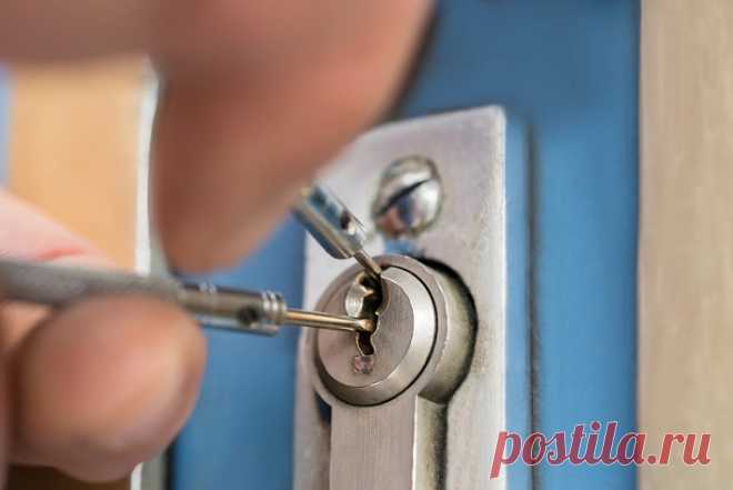 Пробуем открыть замки при отсутствии ключей Учимся открывать замки без ключей, полезные советы для тех, кто потерял ключи или сломал в замочной скважине.
