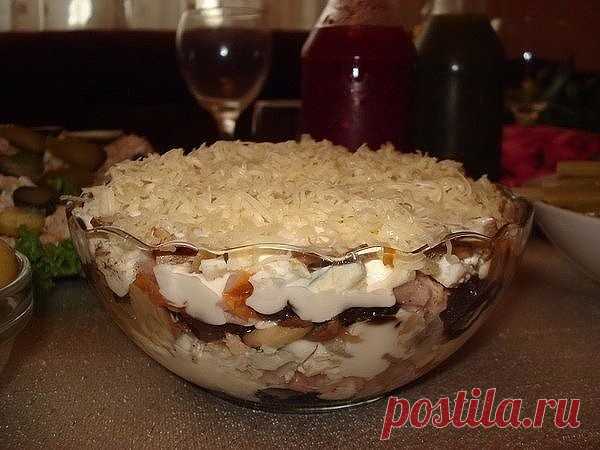 Салат с курицей и черносливом 

Понадобится: 
-300 г куриного филе 
-5 яиц 
-150 г чернослива 
-100 г грецких орехов 
-100 г твердого сыра 
-майонез для заправки 
-соль по вкусу 
-зелень для украшения 

Приготовление: 
Куриное филе отварить, яйца отварить отдельно, охладить. 
Яйца очистить, отделить белки от желтков, отдельно натереть на мелкой терке. 
Филе нарезать мелко или разобрать на волокна. Чернослив распарить и также мелко нарезать. Орехи измельчить 
Твердый сыр на...