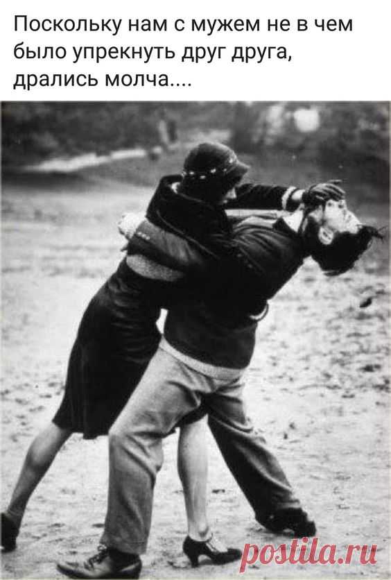 Дама заходит в очень дорогой бутик. Продавец: — Здравствуйте, разрешите представить вам новую коллекцию, это эксклюзив! А, извините, деньги у вас есть?.. — Нет... — Ну и что ты приперлась, шла бы на рынок! — У меня карточка. — И снова здравствуйте! - Выпуск №2578