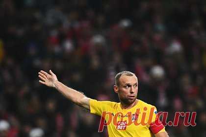 Глушаков покинул расположение «Ростова». Бывший футболист сборной России Денис Глушаков покинул расположение «Ростова». 37-летний полузащитник тренировался в составе команды на зимних сборах в ОАЭ. «Потренировался, дальше будет какой‑то другой мой путь, наверное. Посмотрим, где окажусь», — поделился футболист.