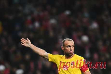 Глушаков покинул расположение «Ростова». Бывший футболист сборной России Денис Глушаков покинул расположение «Ростова». 37-летний полузащитник тренировался в составе команды на зимних сборах в ОАЭ. «Потренировался, дальше будет какой‑то другой мой путь, наверное. Посмотрим, где окажусь», — поделился футболист.