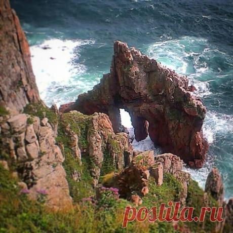 Волшебная арка. К сожалению, спуститься туда сегодня не удалось, кто-то обрезал веревку. В следующий раз возьмем свою.

#primorye о. Русский, Шкота, сегодня в 14:20
#владивосток #островшкота