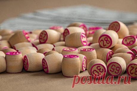 Миллиард рублей в лотерею разделили двое россиян. этом году «Новогодний миллиард» рублей в «Русском лото» разделили двое россиян — каждый выиграл по 500 миллионов рублей, один билет приобрели в Москве, другой — в Краснодарском крае. По итогам «Новогоднего миллиарда» выигрышными стали 14,479 миллиона билетов, в тираже разыгрывалосьпочти 2,975 миллиарда рублей.