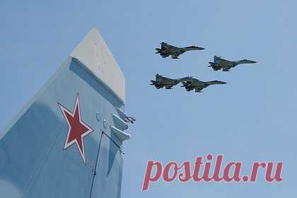 Российская авиация поразила украинский командный пункт в районе Северска. Руководитель пресс-центра группировки «Юг» Вадим Астафьев заявил, что авиация южной группировки Вооруженных сил России поразила командный пункт 81-й аэромобильной бригады украинских военных в районе Северска. Артиллерия также уничтожила взводные опорные пункты Вооруженных сил Украины в районе Богдановки.