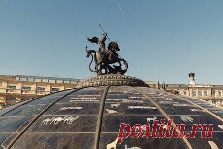 Стало известно о возможном минировании торгового центра в 500 метрах от Кремля. Неизвестный сообщил о минировании торгового центра «Охотный ряд», расположенного в 500 метрах от стен Кремля и в 200 метрах от Красной площади. Об этом стало известно ТАСС. По данным агентства, после звонка с сообщением о бомбе из торгового центра начали эвакуировать посетителей.