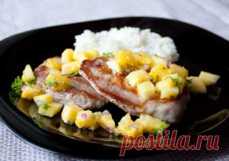 Свиные отбивные с ананасовой сальсой на Вкусном Блоге Повадилась я в последнее время регулярно покупать ананасы. Выбирать, слава богу, умею, поэтому попадаются вкусные. В чистом виде я уже наелась так, что губы жгло. А вчера я решила всунуть ананас в основное блюдо. Тем более, что мои дорогие едоки такие сочетания любят. Блюдо готовится очень-очень быстро – даже если…