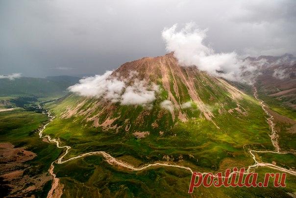 Горы Заилийского Алатау. Автор фото — Григорий Беденко, участник фотоконкурса «Казахстан — энергия будущего». Победитель конкурса отправится в фотоэкспедицию в Казахстан вместе с командой «National Geographic Россия»: