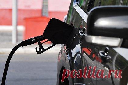 В Госдуме предложили отменить два налога для снижения цен на топливо. Чтобы повлиять на ситуацию с ростом цен на дизельное топливо, государству необходимо вмешаться в процесс ценообразования на этом рынке и отменить два вида налога. О том, как снизить цену дизеля, в разговоре с «Лентой.ру» рассказал заместитель председателя комитета Госдумы по экономической политике Николай Арефьев.